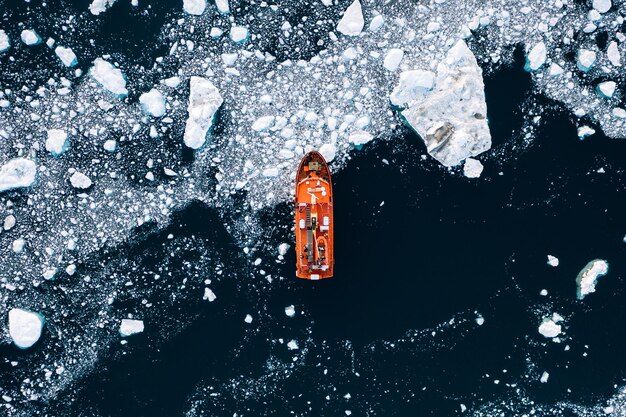 Photo aerial view of ship sailing in sea