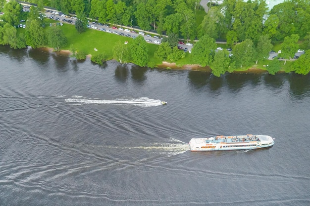 Photo aerial view of the ships and boats floating along the river