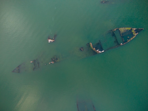 Вид с воздуха на затонувший корабль под водой