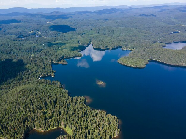 Photo aerial view of shiroka polyana reservoir bulgaria