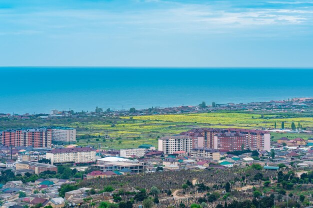 Вид с воздуха на берег Каспийского моря в окрестностях Дербента.