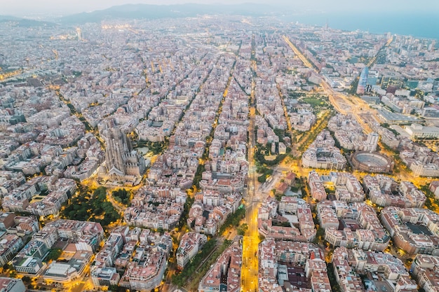 Veduta aerea della basilica della sagrada familia a barcellona di notte