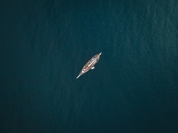 昼間に海を航行する1隻のボートの航空写真