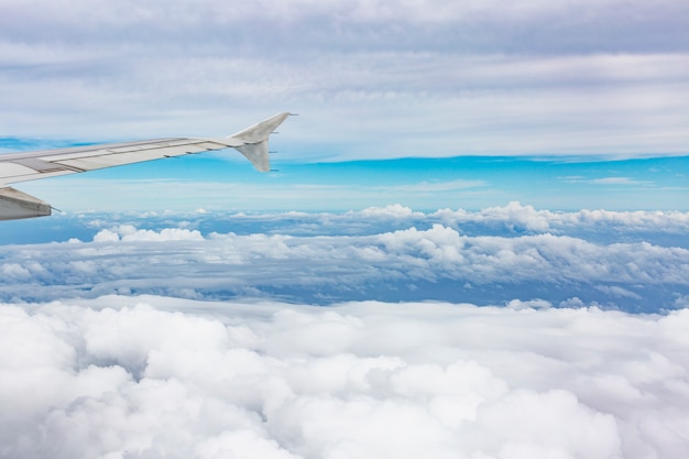 항공기의 창에서 공중보기 하늘과 구름