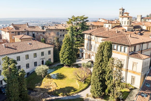 Foto vista aerea dello skyline di bergamo alta