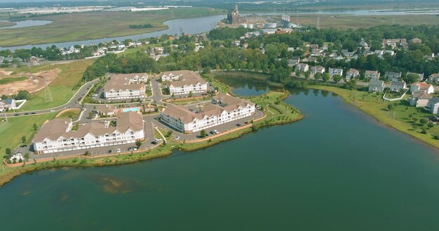 セアビルニュージャージーアメリカの池の近くの小さなアメリカの町の住宅コミュニティの航空写真