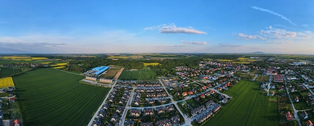 Foto vista aerea di una piccola città europea con un moderno quartiere residenziale di periferia