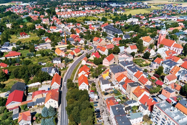 住宅の建物や通りのある小さなヨーロッパの町の航空写真