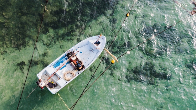 Photo aerial view of small finish boat floating in open sea at gulf of thailand