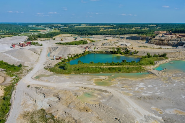 Vista aerea di piccoli laghi formati da attività minerarie sull'estrazione di pietre nel canyon