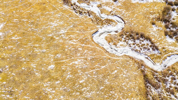 Vista aerea del piccolo torrente di montagna in inverno.