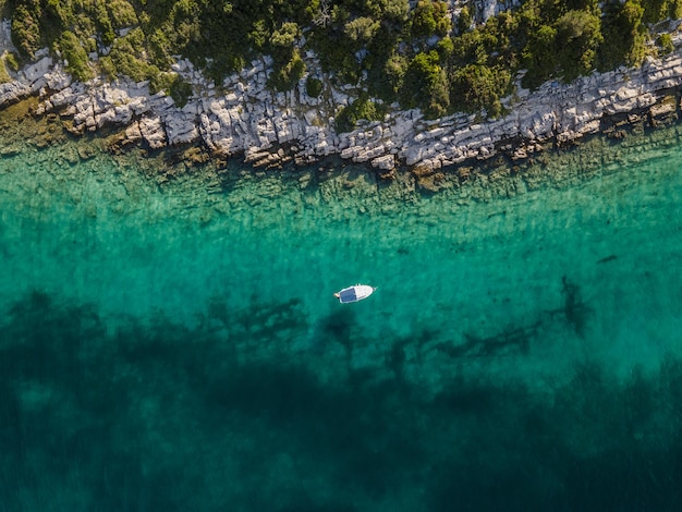 Otok Zavinac Veli に停泊する小さな帆船の航空写真