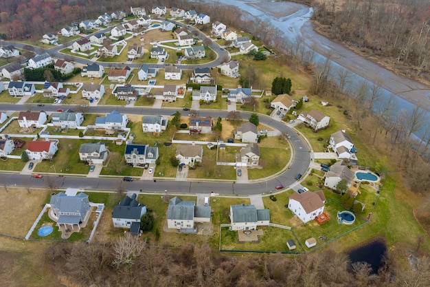 春先の都市景観における住宅の小さなスリーピングエリアの屋根の航空写真