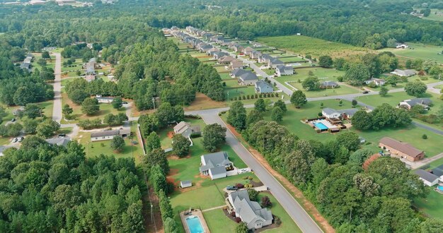 米国サウスカロライナ州ボイリングスプリングスの村の風景の家の小さなスリーピングエリアの屋根の空中写真