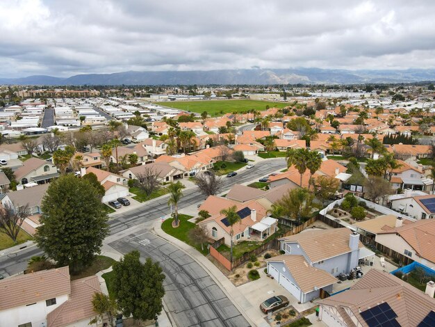 米国カリフォルニア州リバーサイド郡のサンジャシントバレーにある小さな町ヘメットの航空写真