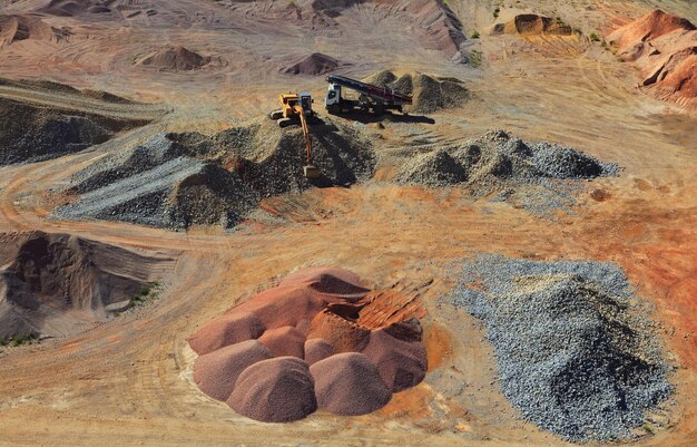 Foto vista aerea del serpente sulla roccia