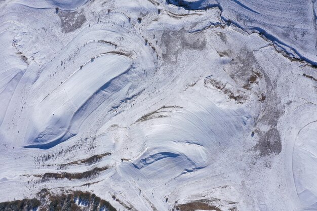 山の雪に覆われた田舎のテラスを空中から眺める