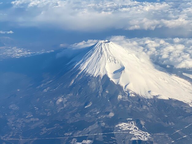 Foto vista aerea di una montagna coperta di neve contro il cielo