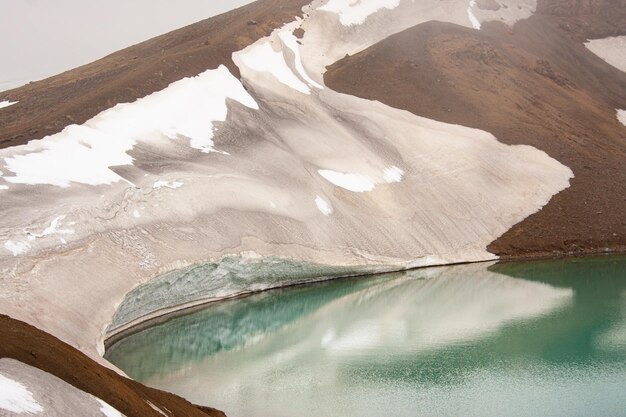 Foto vista aerea di una montagna coperta di neve