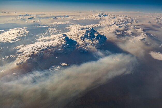 Photo aerial view of snow covered mountains against sky