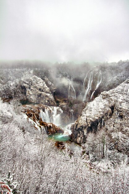 Photo aerial view of snow covered waterfall