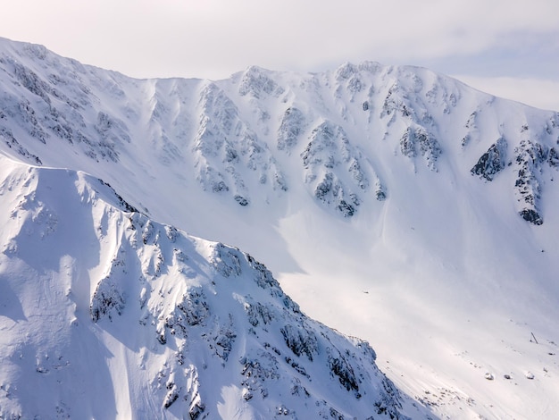 スロバキアの雪山脈の風景の空撮 山の自然の風景の岩の尾根の風景