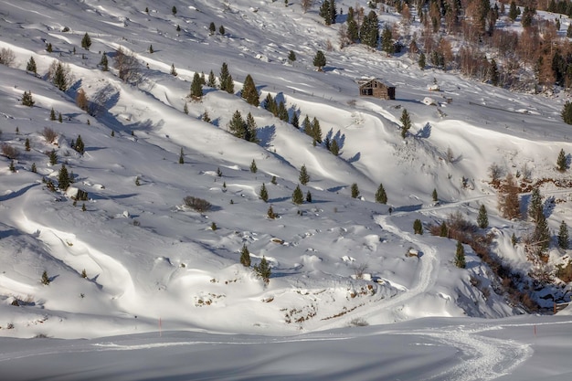 Foto vista aerea di una montagna coperta di neve