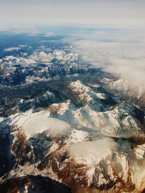 雪に覆われた山の空中景色