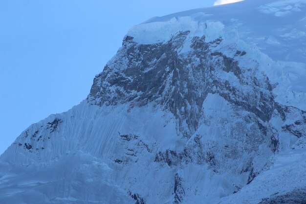 Foto vista aerea di una montagna coperta di neve