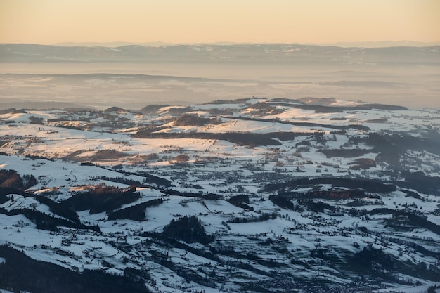 Photo aerial view of snowcapped mountains against sky during sunset