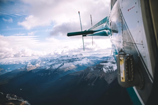 Photo aerial view of snowcapped mountains against sky