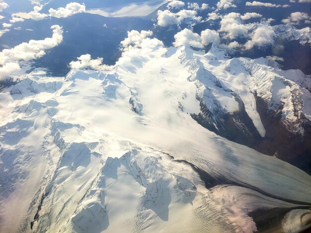 Foto vista aerea di montagne innevate contro il cielo