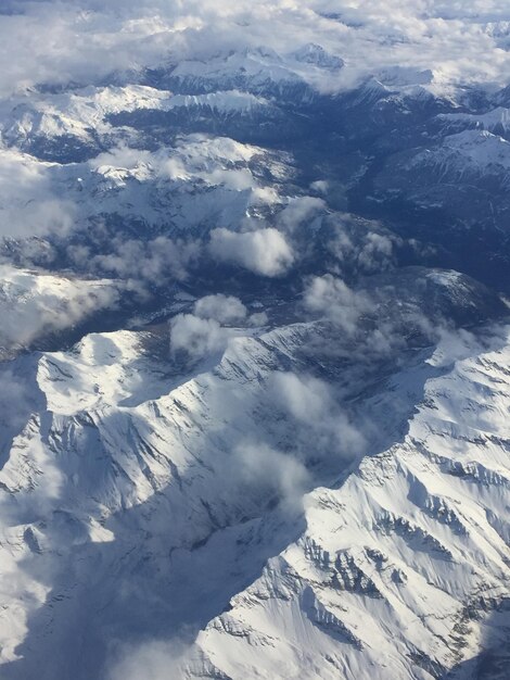 Foto vista aerea di montagne innevate contro il cielo