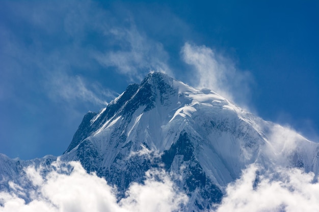 空から見ると天空を背景に雪で覆われた山々