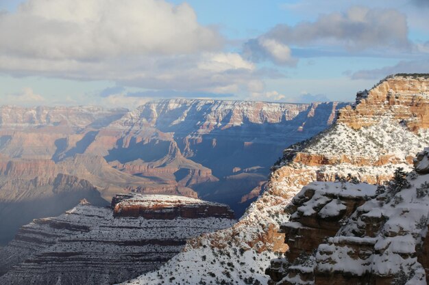 Foto vista aerea di montagne innevate contro il cielo