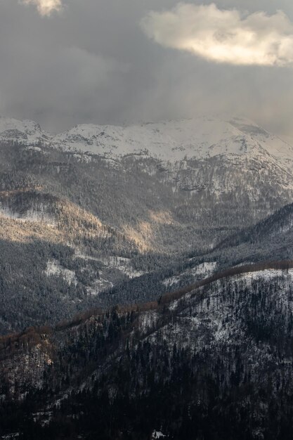 Photo aerial view of snowcapped mountains against sky