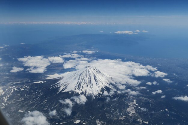 Photo aerial view of snowcapped mountains against sky