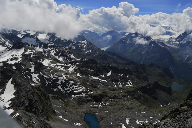 Photo aerial view of snowcapped mountains against sky