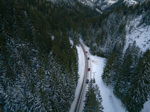 タトラ山脈の雪道の空撮