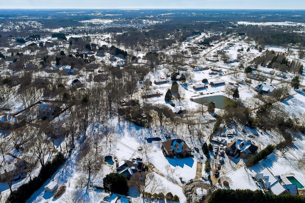 Photo aerial view of snowed in traditional housing estate in the suburbs in dangerous weather conditions