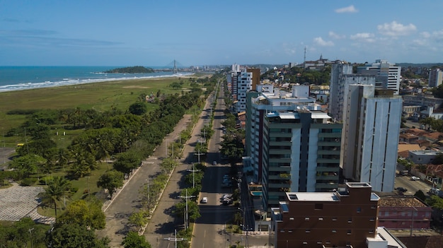 ブラジルのIlhéusBahia市のSoaresLopesAvenueの航空写真。