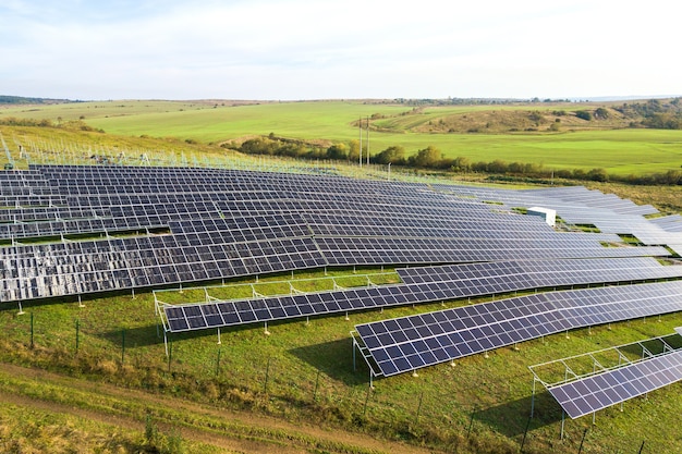 グリーンフィールドに建設中の太陽光発電所の航空写真。クリーンな生態学的エネルギーを生み出すための電気パネルの組み立て。