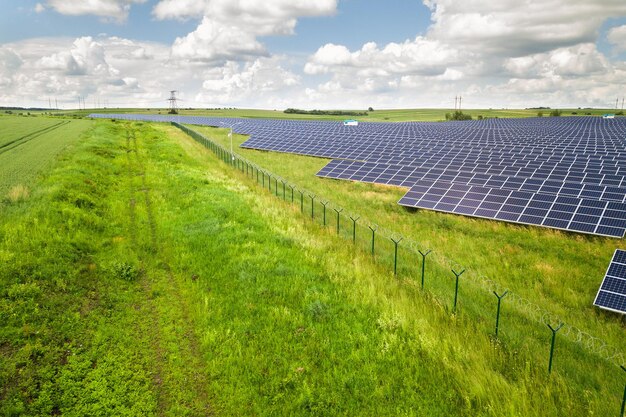그린 필드에 태양광 발전소의 공중 보기입니다. 깨끗한 생태 에너지 생산을 위한 전기 패널.