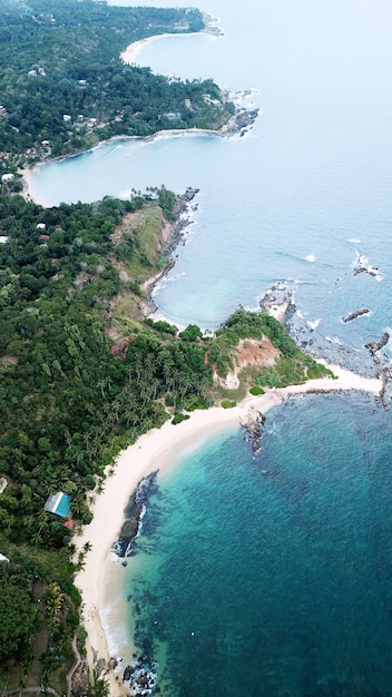 Foto vista aerea della costa sud dell'isola dello sri lanka