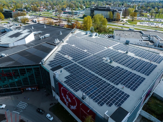 Взгляд с воздуха на торговый центр Spice в Риге, Латвия Крыша покрыта солнечными панелями