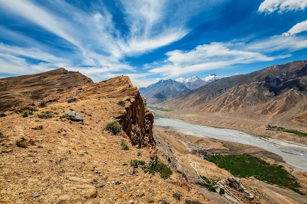 Vista aerea della valle dello spiti e del gompa chiave in himalaya