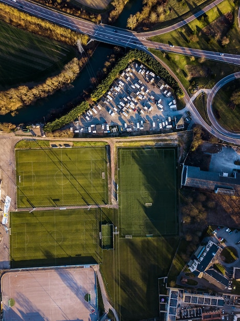 Photo aerial view of sports courts in city