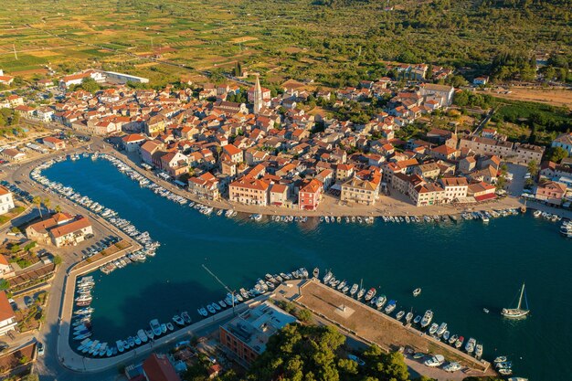 Photo aerial view of stari grad town on hvar island croatia