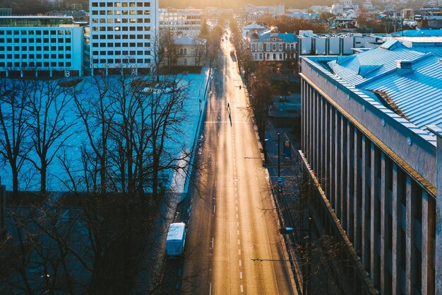 Photo aerial view of street amidst buildings in city