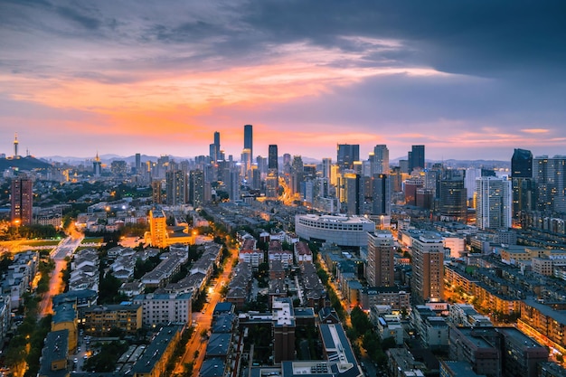 中国 ダリアン の 夕日 に 照らさ れ て いる 壮大な 都市 の 天際線 の 空中 景色